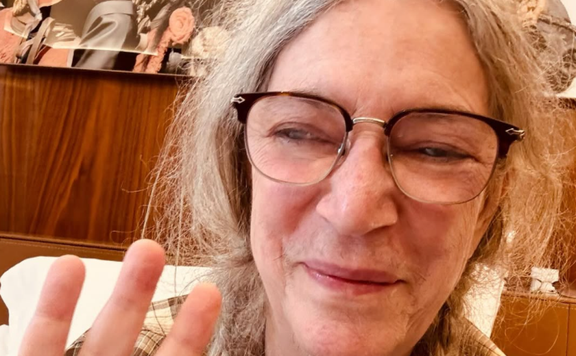 Patti Smith atualiza estado de saúde após desmaio em show; apresentação de hoje está mantida