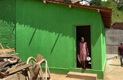 Família que morava barraco de madeira em comunidade de Maceió ganha casa totalmente nova 