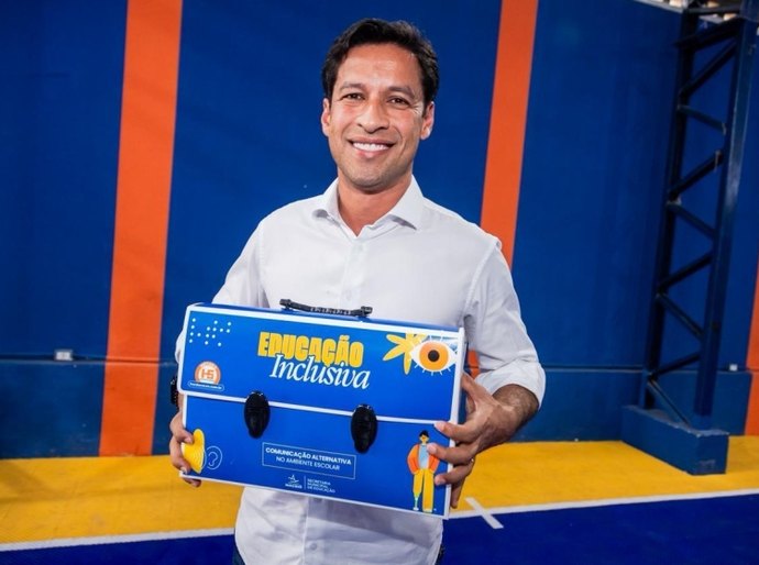Prefeito Rodrigo Cunha entrega mais de cinco mil kits inéditos para crianças e estudantes atípicos e reforça suporte à educação inclusiva na rede