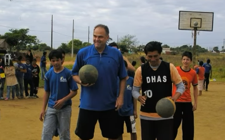 Projeto que Oscar Schmidt viabilizou vence torneio escolar nacional
