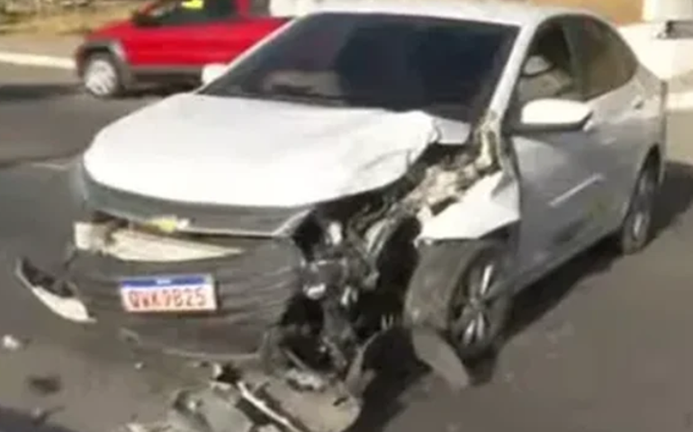 Táxi colide violentamente contra poste em Maceió e condutor foge do local do acidente
