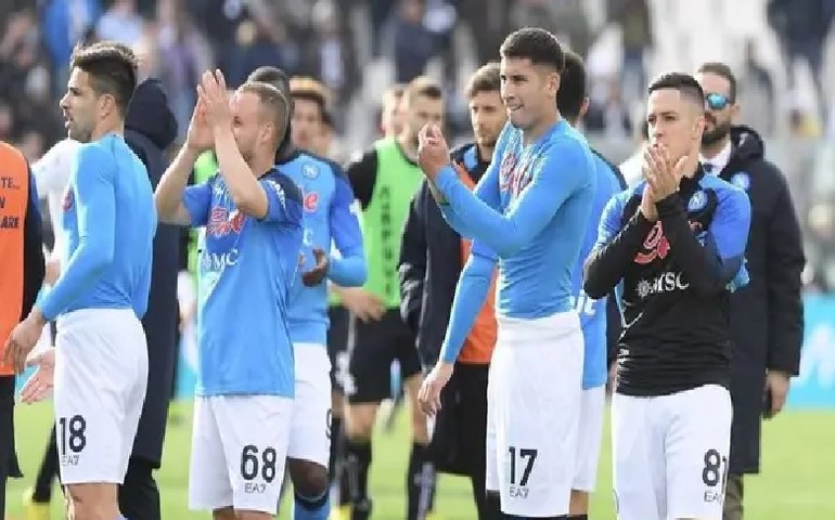 Líder Napoli aproveita erros do Spezia, vence por 3 a 0 e pode abrir 16 pontos