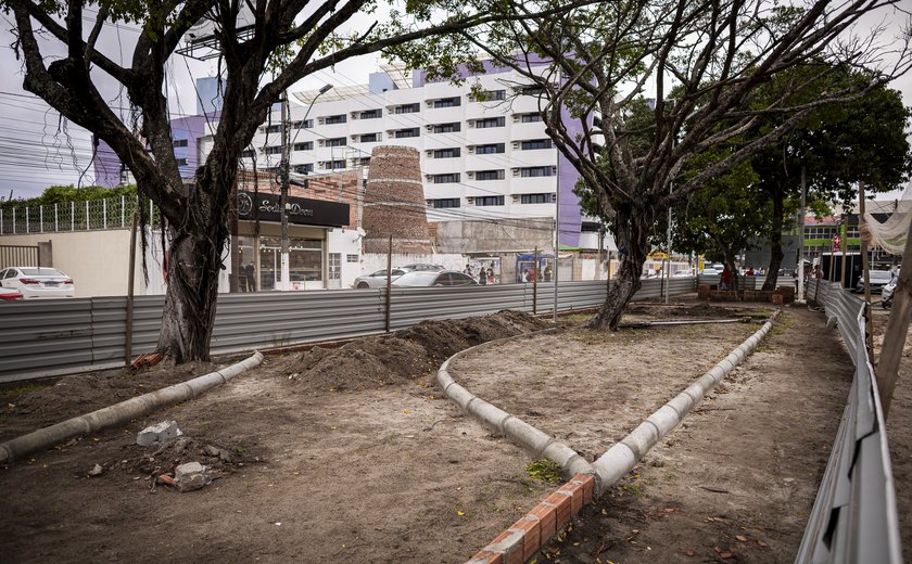 Prefeitura revitaliza canteiro para criar espaço de convivência na Pajuçara