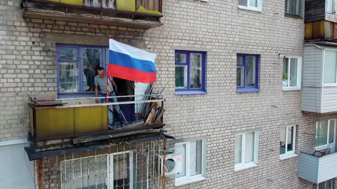 Bandeiras russas são hasteadas em bairros da cidade de Konstantinovka