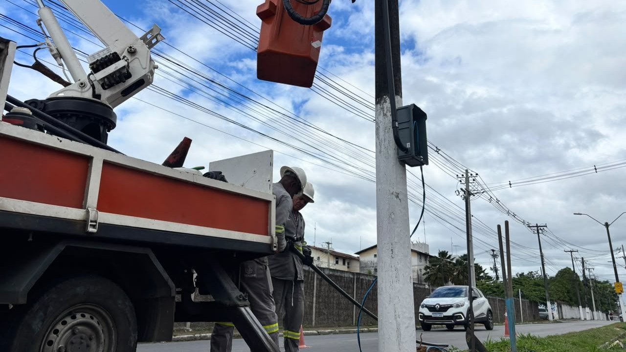 Ilumina instala novos comandos e garante funcionamento da rede de iluminação na Av. Galba Novaes de Castro
