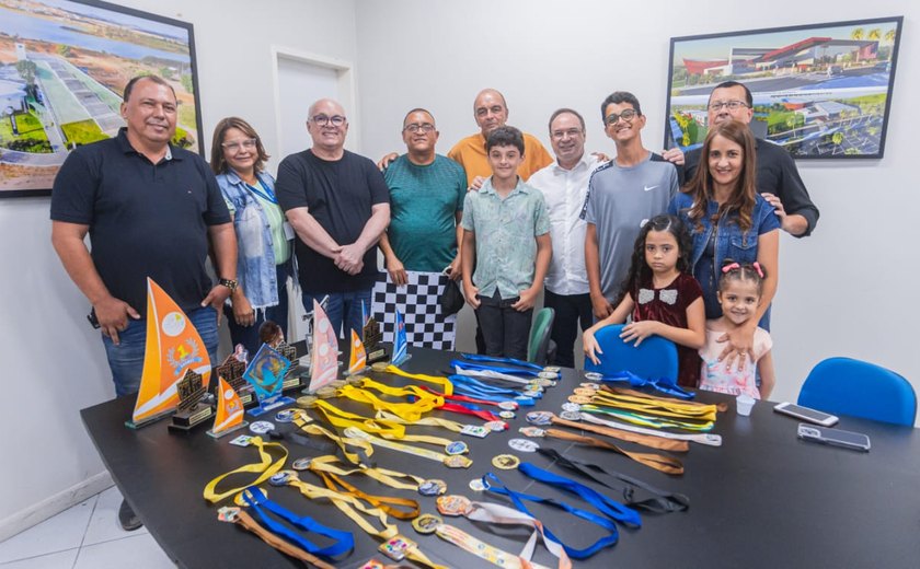 Prefeito Luciano recebe arapiraquenses campeões brasileiros e panamericanos de xadrez