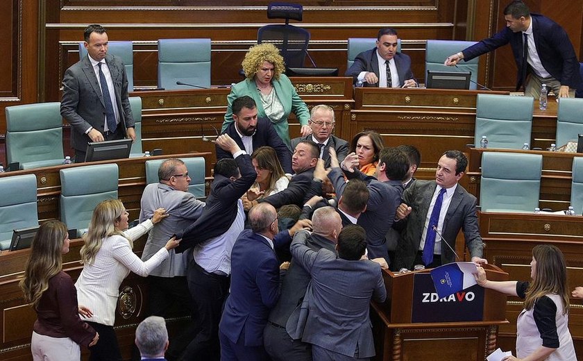 Opositor joga água em premiê e políticos brigam no Parlamento