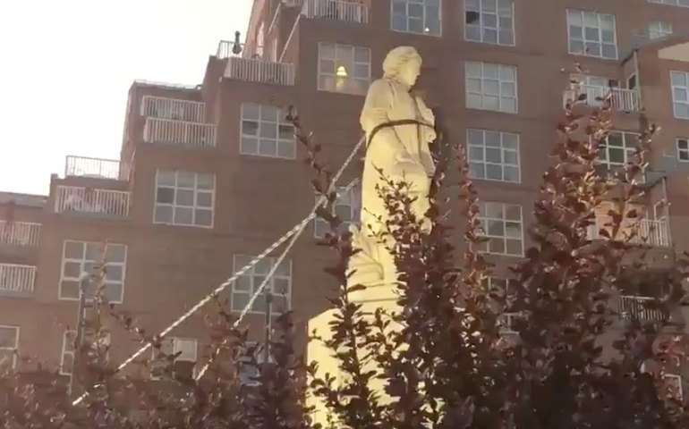 Estátua de Cristóvão Colombo é derrubada em Baltimore, nos EUA
