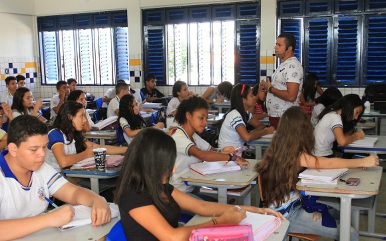 Governo garante reajuste nacional de piso para professores na folha deste mês