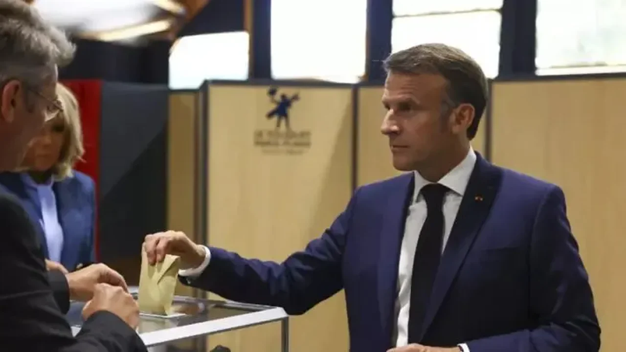 Com alta participação, franceses vão às urnas em eleições legislativas que podem consagrar extrema direita