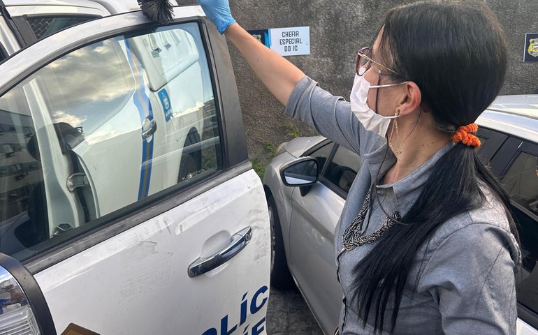 Coleta de impressões digitais na cena do crime é essencial para desvendar a verdade