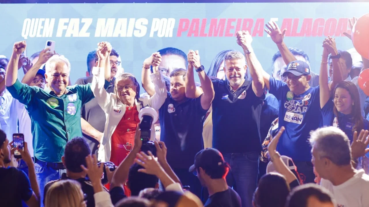 Arthur Lira inicia campanha em Palmeira ao lado de Júlio Cezar, que também estampa em camisa voto em Renan