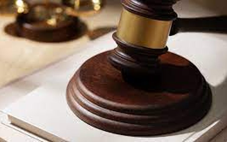 Autor de ataque a igreja que planejava show de drag queen é condenado a 18 anos, nos EUA