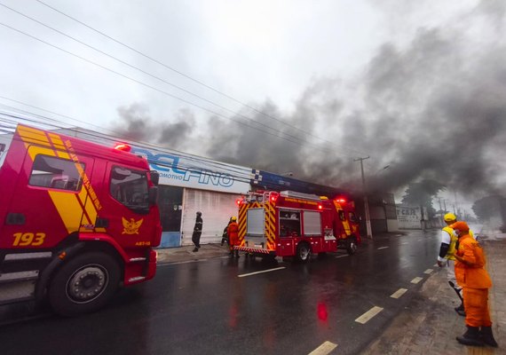 Bombeiros controlam incêndio em oficina mecânica no Poço