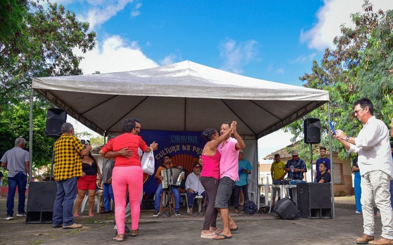 Primeira edição da Caravana Cultura na Praça leva forró e serviços para a Feira da Fumageira