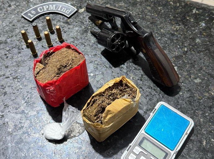 Dois homens são presos com armas e drogas em ações da Polícia Militar