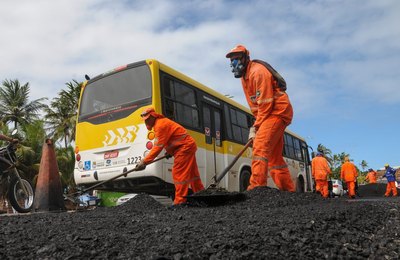 Prefeitura trabalha na recuperação da malha viária de Maceió
