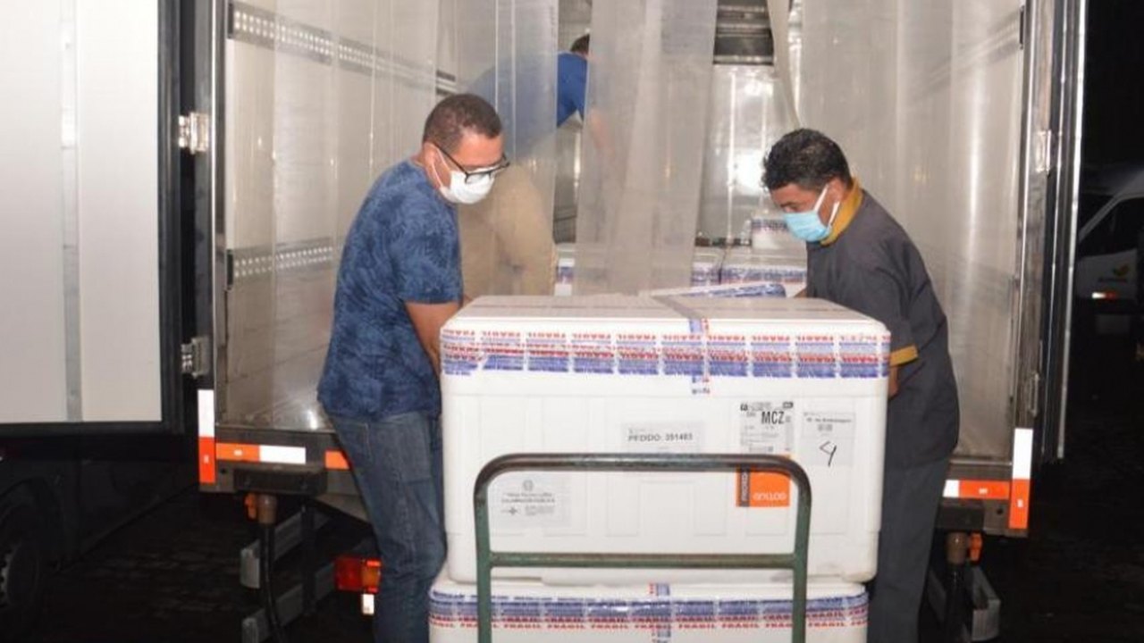 Alagoas recebe 104.550 doses de AstraZeneca e CoronaVac