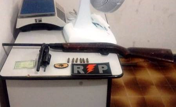 Revólver e espingarda estavam na residência de Alex dos Santos - Foto: Cortesia