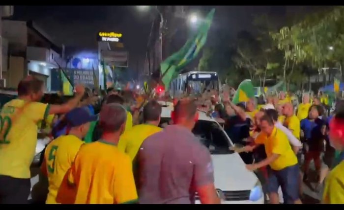 Bolsonaristas que reivindicam golpe no país cercam carro do Judiciário em Maceió