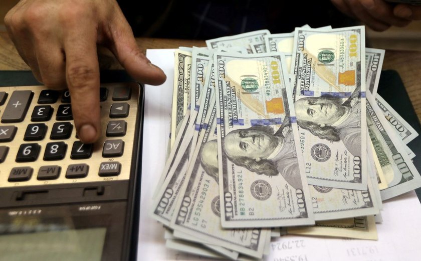 Dólar fecha praticamente estável após duas intervenções do BC