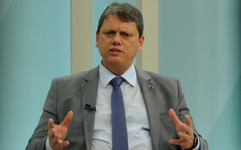 Tarcísio diz ser 'devedor' da Justiça Eleitoral após receber homenagem do órgão em São Paulo