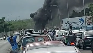 Manifestantes bloqueiam trânsito com pneus em chamas na ponte entre Aracaju e Barra dos Coqueiros