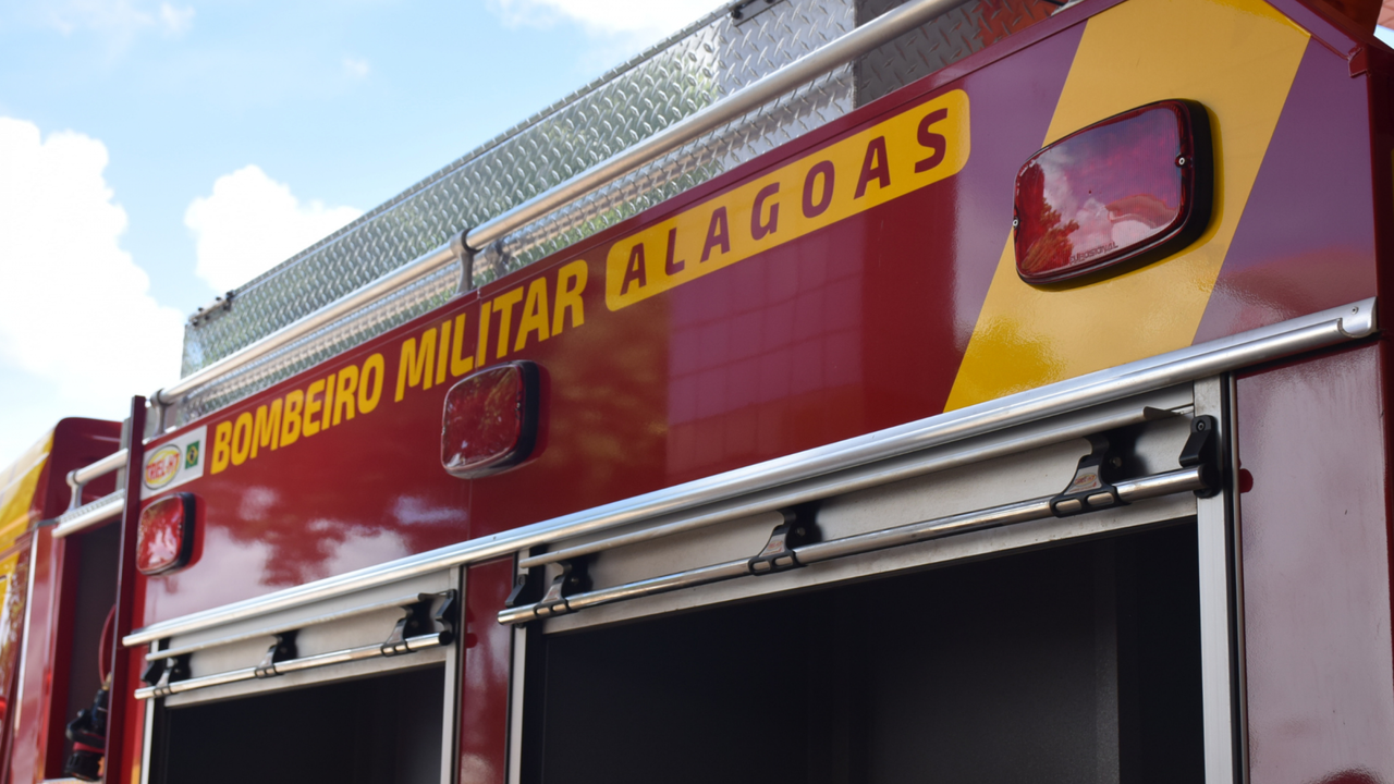 Bombeiros resgatam criança que prendeu braço em sofá