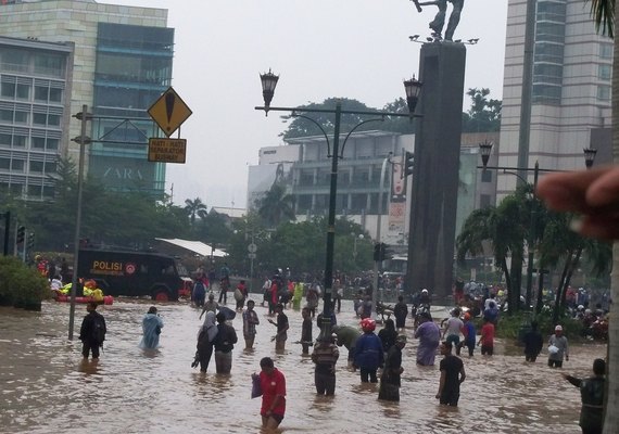 População de Jacarta, ex-capital da Indonésia, vive entre mar que sobe e terra que afunda