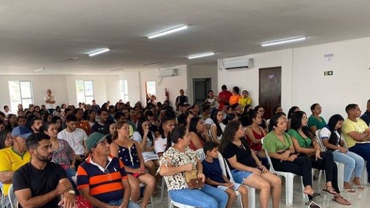 Prefeitura realiza entrega de carteirinha que viabiliza transporte intermunicipal gratuito a cerca de 200 estudantes