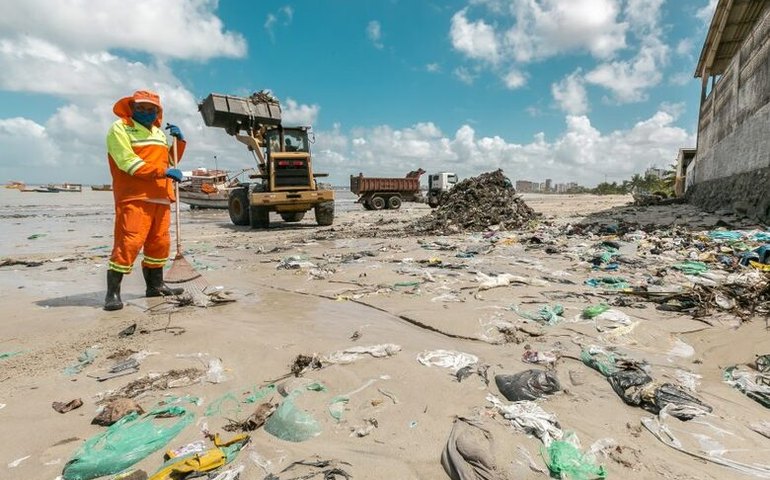 Prefeitura de Maceió amplia limpeza da orla antes e depois da virada
