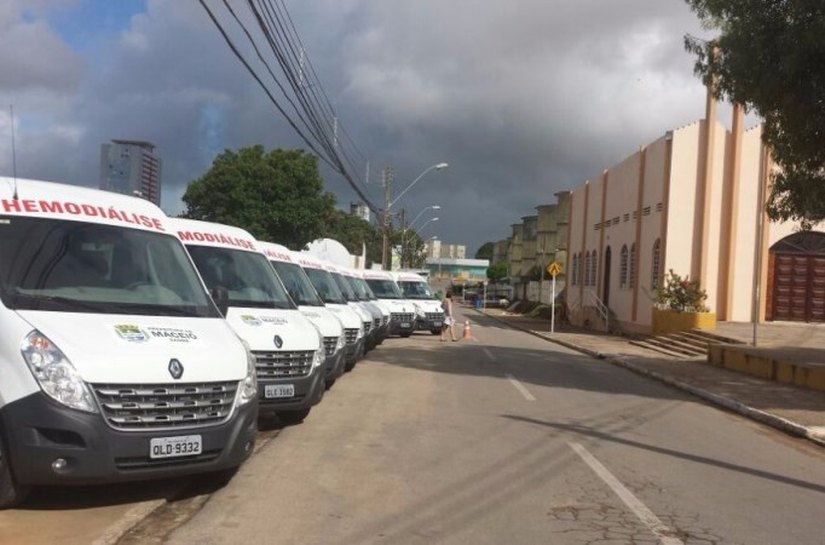 Prefeito Rui Palmeira entrega dez novos veículos para hemodiálise em Maceió