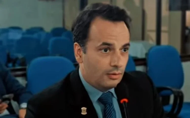 Helenildo Neto leva à Câmara denúncia de mães sobre cobrança e falta de fardamento na rede municipal