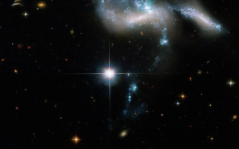 Guirlanda cósmica: telescópio captura foto de galáxia rara a 392 milhões de anos-luz