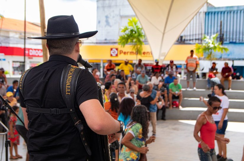 Sirano e Sirino e artistas da terra marcam reabertura do Cultura na Praça em Arapiraca