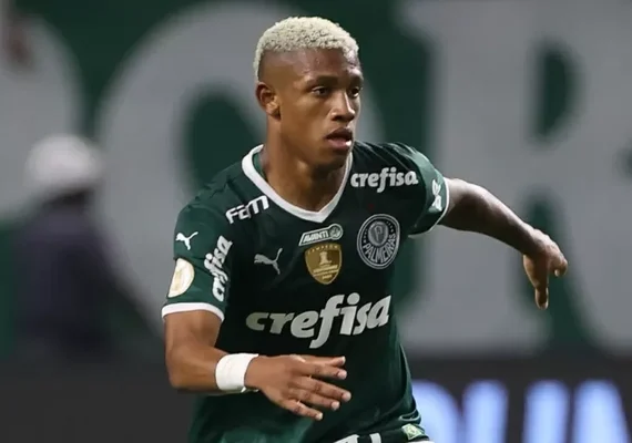 Barcelona vê concorrência e trabalha para tirar Danilo do Palmeiras em 2023