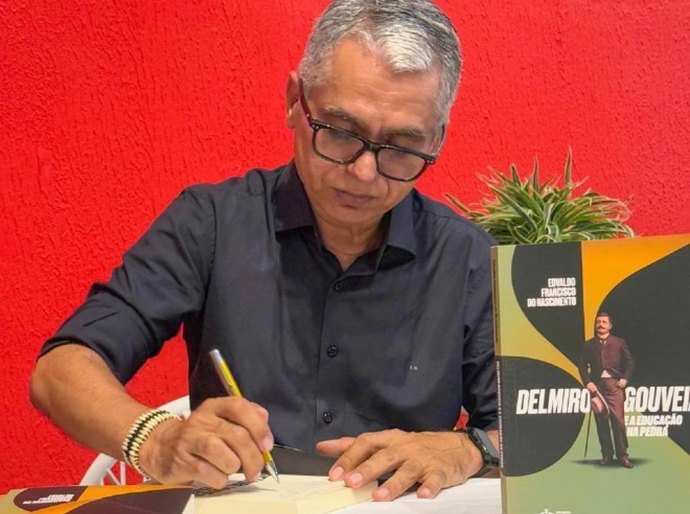 Lançamento: nova edição de Delmiro Gouveia e a Educação na Pedra vende mais de 100 exemplares