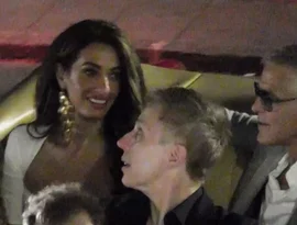 George e Amal Clooney curtem férias em Capri e passeiam em táxi conversível