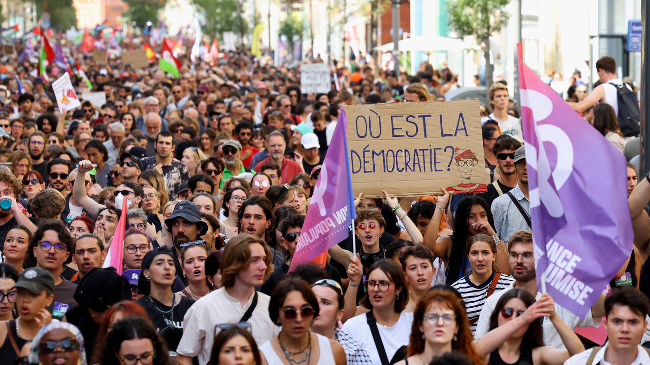 Milhares de manifestantes protestam contra nomeação de Michel Barnier como premiê