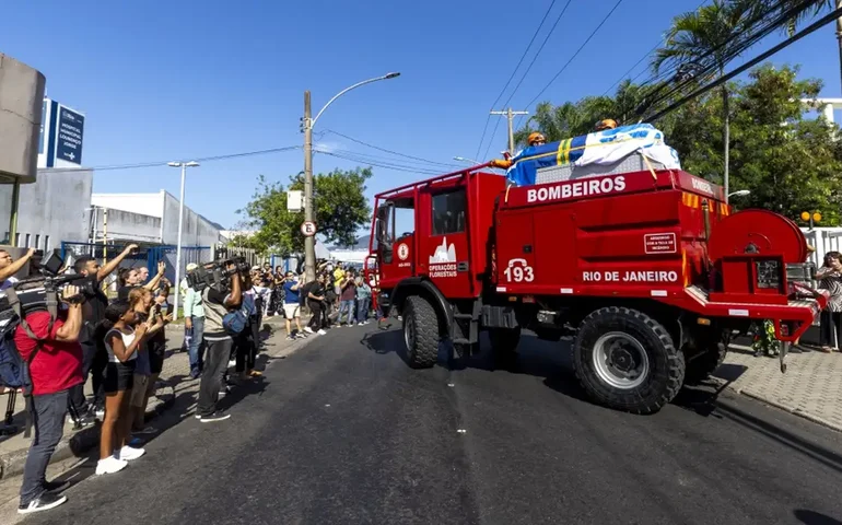 Corpo de Zagallo é sepultado no Rio de Janeiro sob aplausos