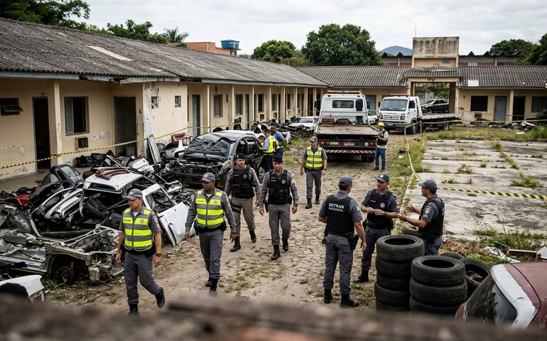 Detran fecha ferro-velho clandestino em motel desativado no Sul Fluminense