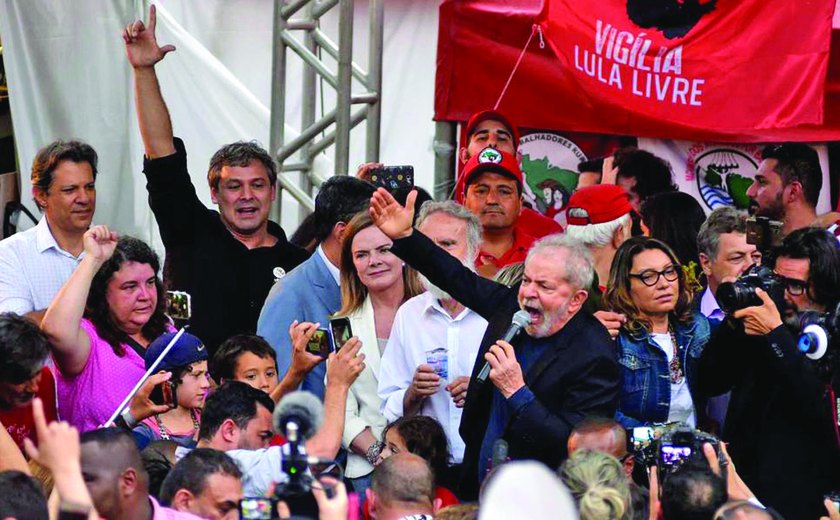 No Twitter, Lula diz que sai da prisão &#8216;com muita vontade de voltar a lutar&#8217;