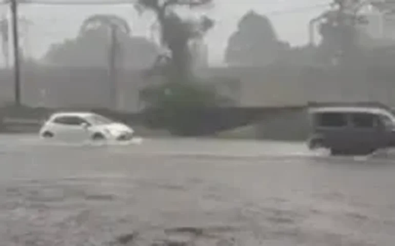 Sydney sob água: Chuva recorde inunda ruas e mobiliza serviços de emergência na Austrália