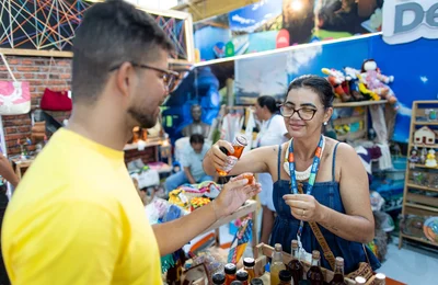 Rota da Cachaça apresenta destilados de palma, aroeira e até ‘Kunhão de Boi’ nos estandes municipais
