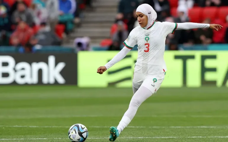 Nouhaila Benzina, do Marrocos, se torna 1ª jogadora a usar um hijab em uma Copa do Mundo