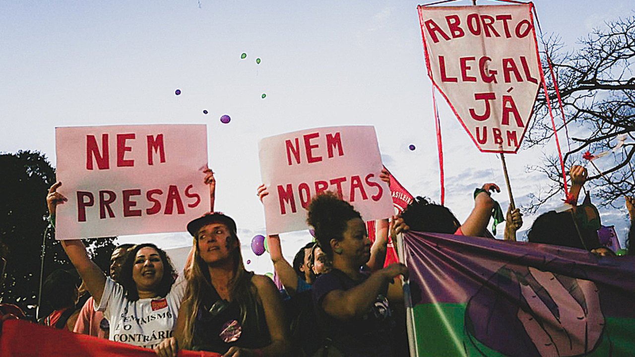 Atos a favor da descriminalização do aborto aconteceram em todo país