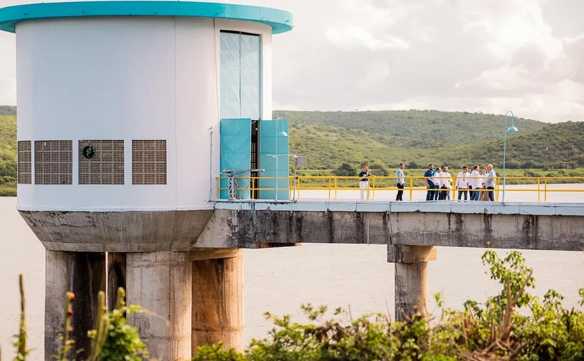 Casal realiza manutenção preventiva em sistemas de abastecimento de água de Rio Largo e Murici