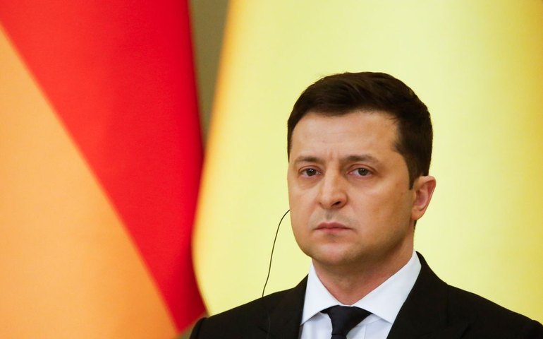 “Devemos alcançar a paz pela força”, diz Zelensky no 3º ano em guerra