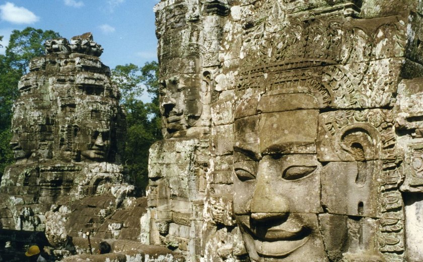 Desenterram no Camboja torso de uma estátua de Buda, cuja cabeça foi encontrada em 1927 (FOTOS)