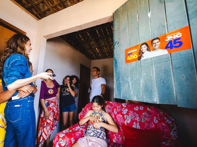 Em Olho d’Água das Flores, Marina JHC ouve relatos sobre falta d’água e luta de famílias sertanejas